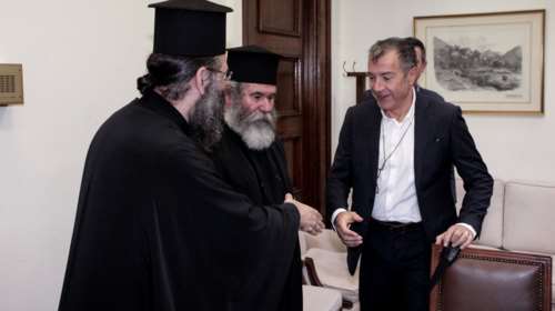 Θεοδωράκης: Δεν πρέπει να μείνουν ξεκρέμαστοι οι κληρικοί