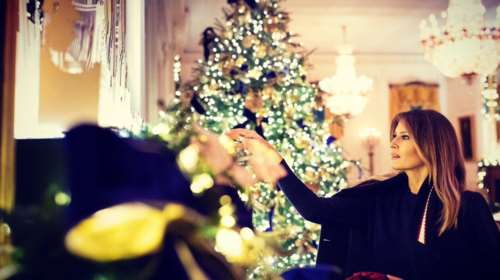 Παραμυθένιες εικόνες: Η Μελάνια μάς ξεναγεί στον στολισμένο Λευκό Οίκο