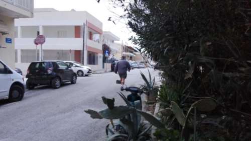 Η βόλτα του Καραμανλή στη Ραφήνα με σορτσάκι και μαγκούρα