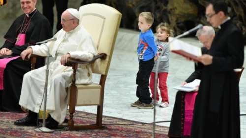 Ένα &quot;απείθαρχο&quot; αγοράκι επισκίασε τον πάπα Φραγκίσκο
