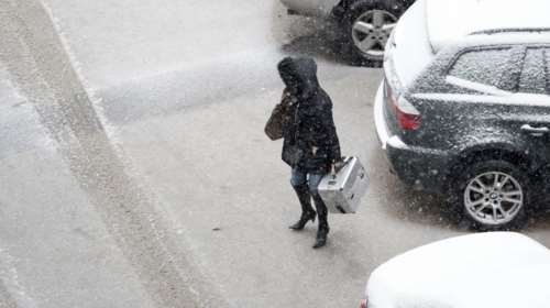 Χιονίζει σε Τρίκαλα και Κοζάνη - στους δρόμους μηχανήματα