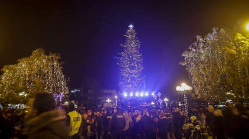Στα Τρίκαλα το πιο ψηλό χριστουγεννιάτικο δέντρο στην Ελλάδα
