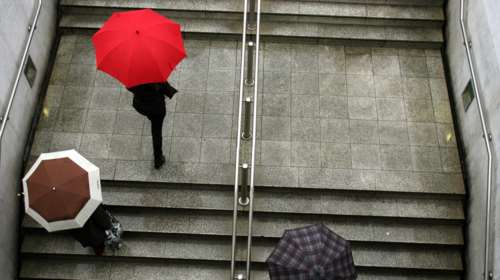 Συννεφιά με βροχές και μικρή άνοδο της θερμοκρασίας