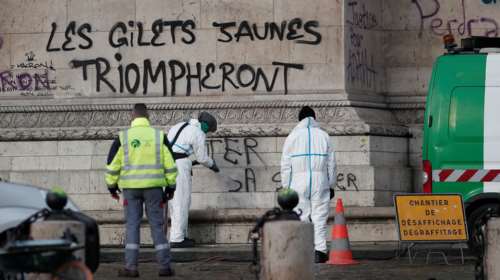 Πώς τα &quot;κίτρινα γιλέκα&quot; έφεραν την πρώτη μεγάλη κρίση στο Ελιζέ