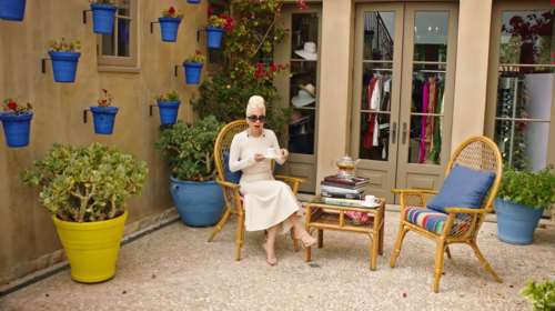 Αξίζει να δείτε τη ντουλάπα της Lady Gaga με θέα τον... κήπο του σπιτιού