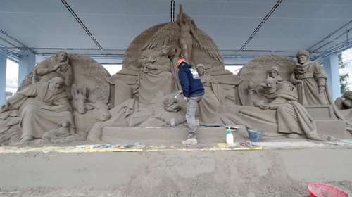 Φάτνη από 720 τόνους άμμου στην πλατεία του Αγίου Πέτρου