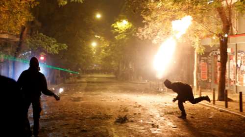 Άνδρας των ΜΑΤ χτυπάει με την ασπίδα δεμένο διαδηλωτή στο πρόσωπο