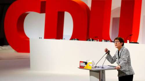 Στον β&#39; γύρο η Άνεγκρετ Κραμοπ - Καρενμπάουερ με τον Φρίντριχ Μερτς