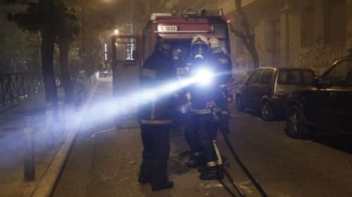 Απεγκλωβισμός ηλικιωμένων μετά από φωτιά σε διαμέρισμα