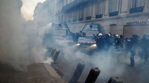 Το Παρίσι κατέβασε «ρολά»-Πρώτες συγκρούσεις κοντά στα Ηλύσια