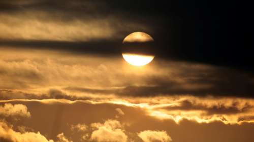 Με νεφώσεις και τοπικές βροχές και σήμερα ο καιρός