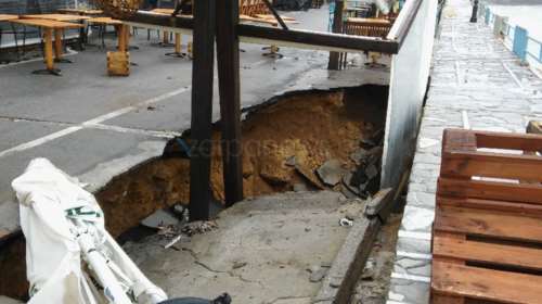 Χάος στο Κουμ Καπί: Άνοιξε ο δρόμος και «κατάπιε» καφετέρια - Εικόνες