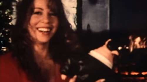 Πώς κάθε Χριστούγεννα η Μαράια Κάρεϊ κερδίζει χιλιάδες ευρώ