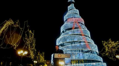 Φωταγωγήθηκε το χριστουγεννιάτικο δέντρο στο Σύνταγμα