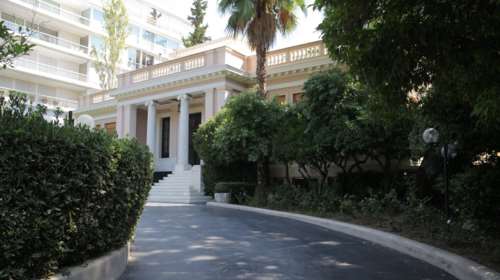 Μαξίμου: Δώστε ονόματα για τη συναλλαγή - ΝΔ: Ο κόσμος το έχει τούμπανο