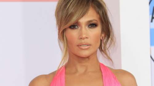 Με αυτό το φόρεμα η JLO χρειάζεται βανάκι για να μεταφερθεί!