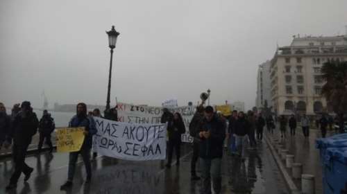 Πορεία με σφυρίχτρες από φοιτητές για το νέο αθλητικό νομοσχέδιο