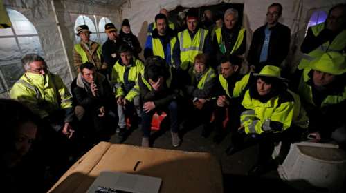 Τα κίτρινα γιλέκα οργανώνουν την «Πέμπτη Πράξη» των κινητοποιήσεών