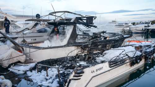 Πυρκαγιά σε γιοτ στην μαρίνα της Γλυφάδας- εικόνες