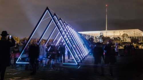 Ένα πάρκο γεμάτο φως σε προσκαλεί να γιορτάσεις κάθε βράδυ