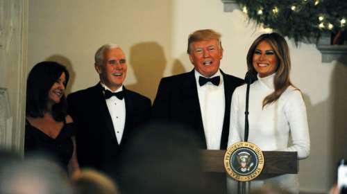 Λαμπερή στα λευκά η Μελάνια στον χριστουγεννιάτικο Λευκό Οίκο