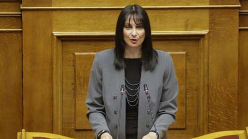 «Κλειστά χαρτιά» από Κουντουρά για τη θέση της στο Σκοπιανό