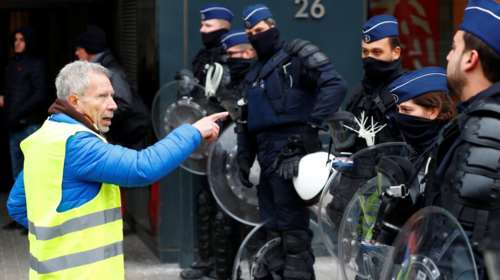 Γαλλία: Μετά τα «κίτρινα γιλέκα» σειρά έχουν τα «μπλε»