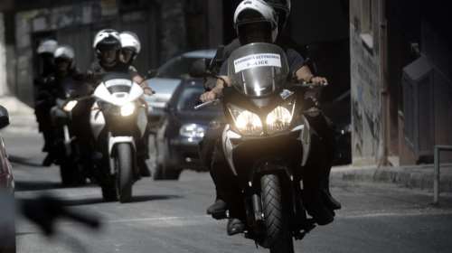 Άνδρας απειλεί να πέσει από το γλυπτό στην πλατεία Ομόνοιας