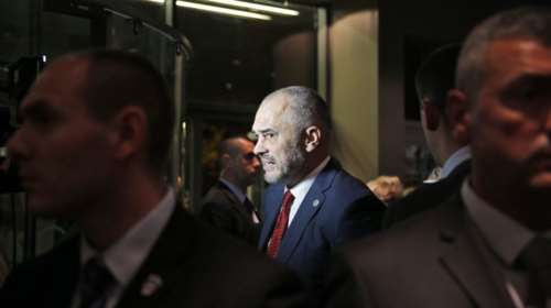 Επίθεση βουλευτή με... αυγό στον Ράμα εντός αλβανικής Βουλής