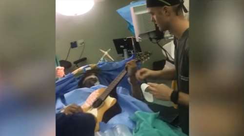 &#39;Επαιζε κιθάρα ενώ του αφαιρούσαν όγκο από τον εγκέφαλο