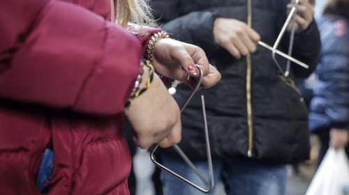 Ανήλικοι λήστεψαν 13χρονα παιδιά που έλεγαν τα κάλαντα