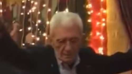 Το τσιφτετέλι του Γιάννη Μπουτάρη την παραμονή των Χριστουγέννων (βίντεο)