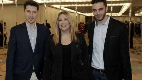 Το... κομμουνιστικό κρασί που κέρασε ο Κουτσούμπας το ΚΙΝΑΛ! (φωτό)