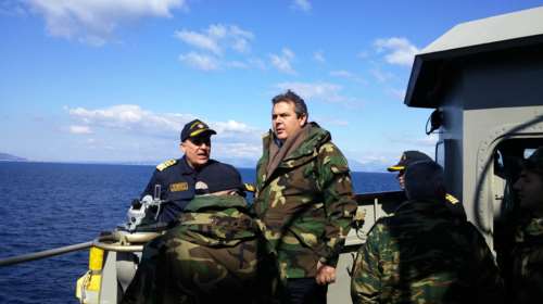 Ειρωνείες Καμμένου κατά πάντων επειδή φόρεσε στρατιωτικό τζάκετ ο Τραμπ