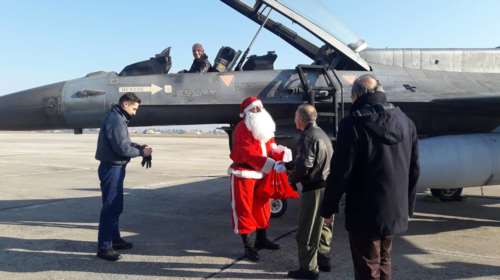 Ο Άγιος Βασίλης με πολεμικό αεροσκάφος στη Λάρισα [φωτό]