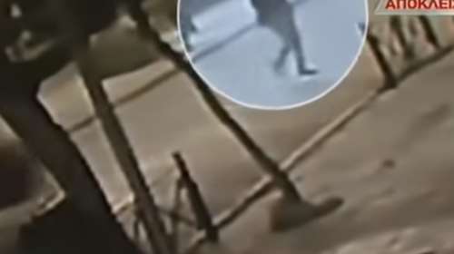 Τροχαίο στο Αιγάλεω: Η στιγμή που η μηχανή χτυπά τον 21χρονο πεζό (βίντεο)