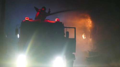 Υπό έλεγχο η πυρκαγιά σε εργοστάσιο στη Λάρισα-Κατέρρευσε η οροφή