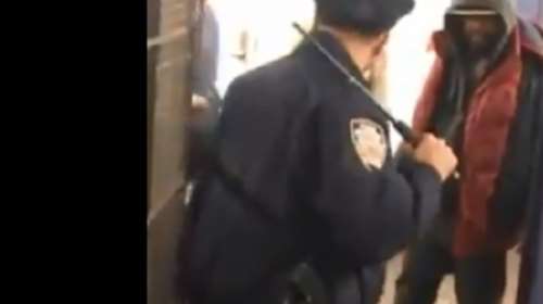 Αστυνομικός έβγαλε νοκ άουτ επιθετικούς άστεγους χωρίς όπλο (βίντεο)