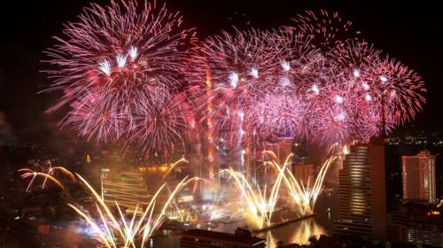 Από την Κίνα μέχρι το Παρίσι &amp; τη Νέα Υόρκη, ο κόσμος γιορτάζει