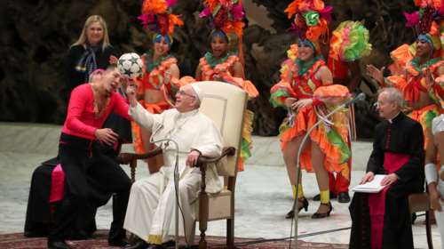 O Πάπας Φραγκίσκος με την μπάλα στο Βατικανό