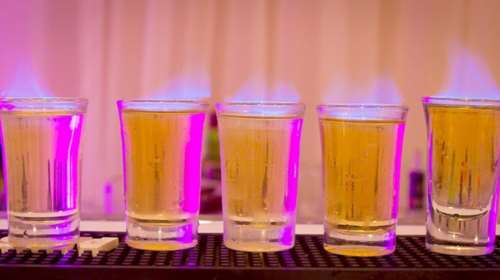 Έπιναν, κερνούσαν σφηνάκια με πλαστά 20ευρα και γίνονταν «καπνός»