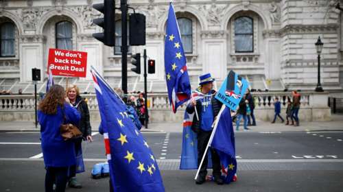 FT: Ζοφερό το οικονομικό τοπίο στη Βρετανία με ή χωρίς συμφωνία