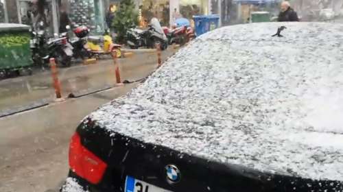 Χιονίζει στο κέντρο της Θεσσαλονίκης-Βίντεο