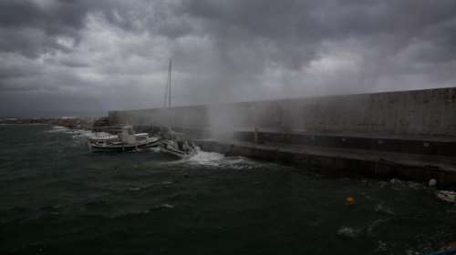 Πρόβλημα με πλοίο έξω από την Άνδρο-Επιστρέφει στη Ραφήνα