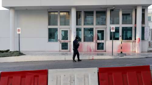 Επίθεση του Ρουβίκωνα με μπογιές στην αμερικανική πρεσβεία (φωτό)