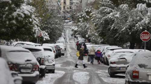 Χιονίζει στην Αττική-Έκτακτα μέτρα της τροχαίας