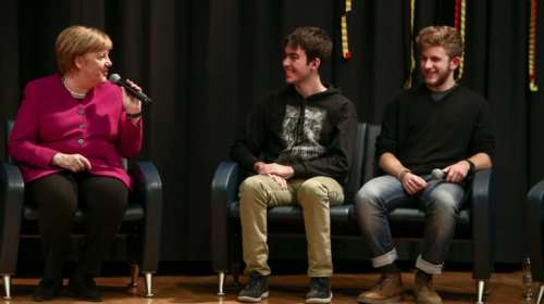 Συζήτηση εφ΄ όλης της ύλης της Μέρκελ με μαθητές στη Γερμανική Σχολή