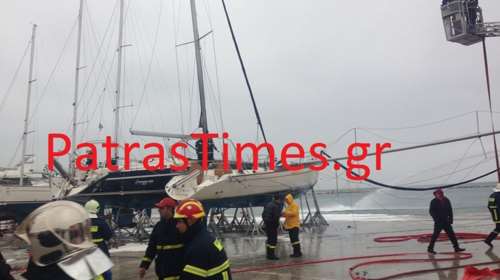 Φωτιά σε δύο ιστιοφόρα μέσα στο παλιό λιμάνι της Πάτρας