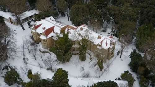 Εντυπωσιακά πλάνα από τα χιονισμένα ανάκτορα στο Τατόι [video drone]