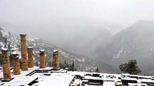 Η απερίγραπτη μαγεία του χιονισμένου Δελφικού τοπίου